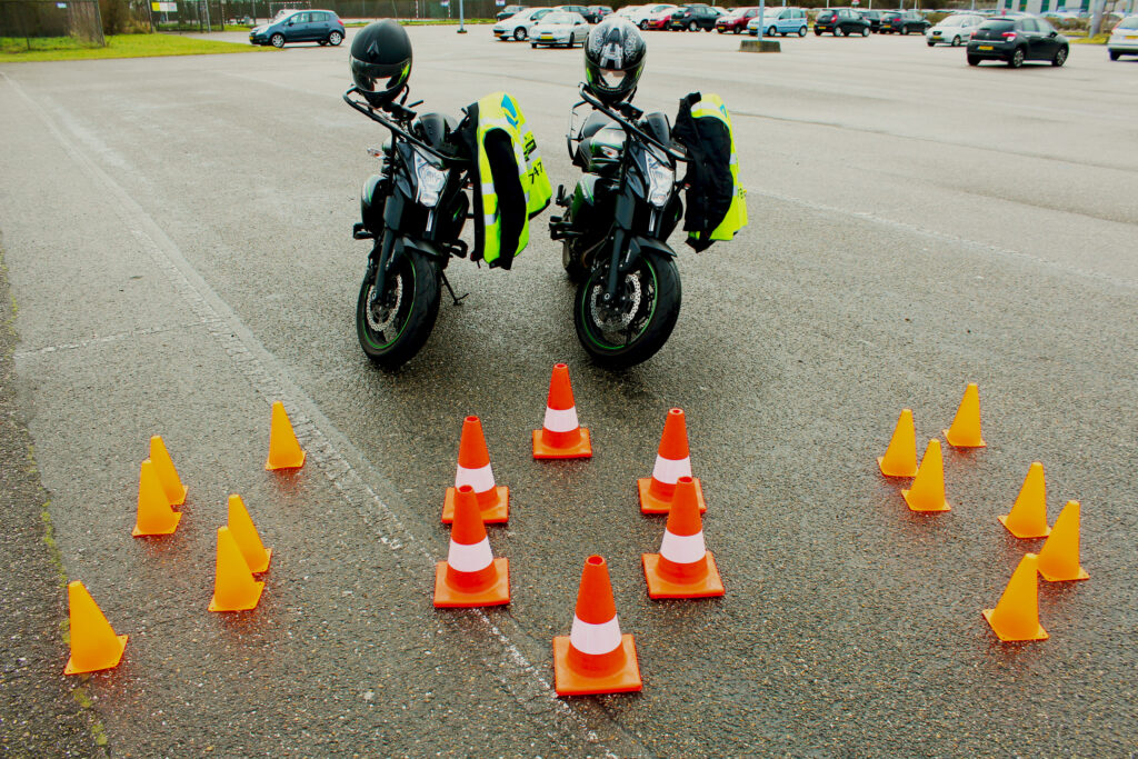 Motorrijles op afgesloten oefenterrein