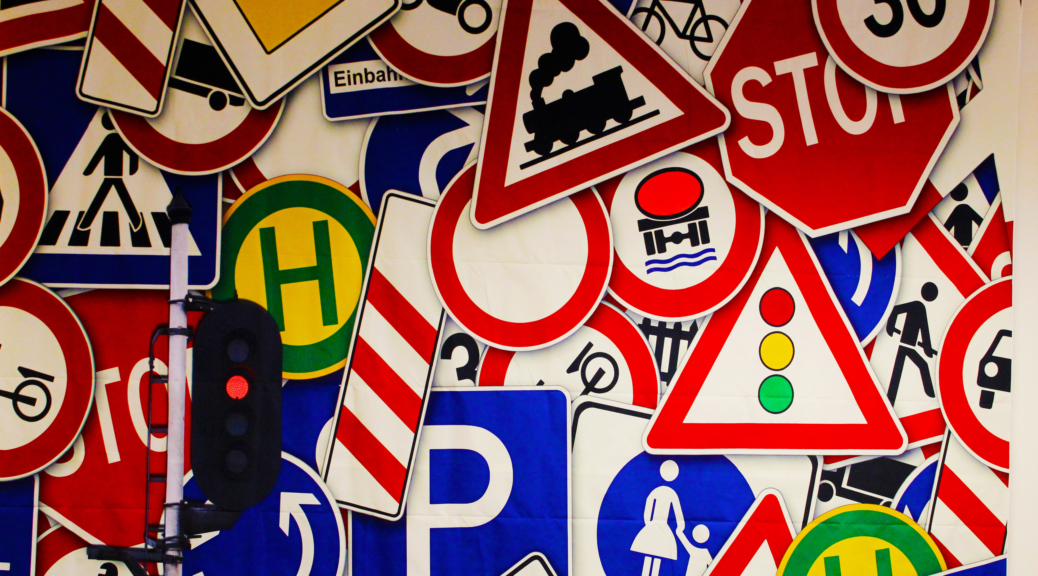 Visualisatie van verkeersregels: verschillende verkeersborden op een hoop