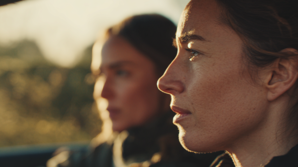 Vrouwelijke instructeur begeleidt leerlinge tijdens de les